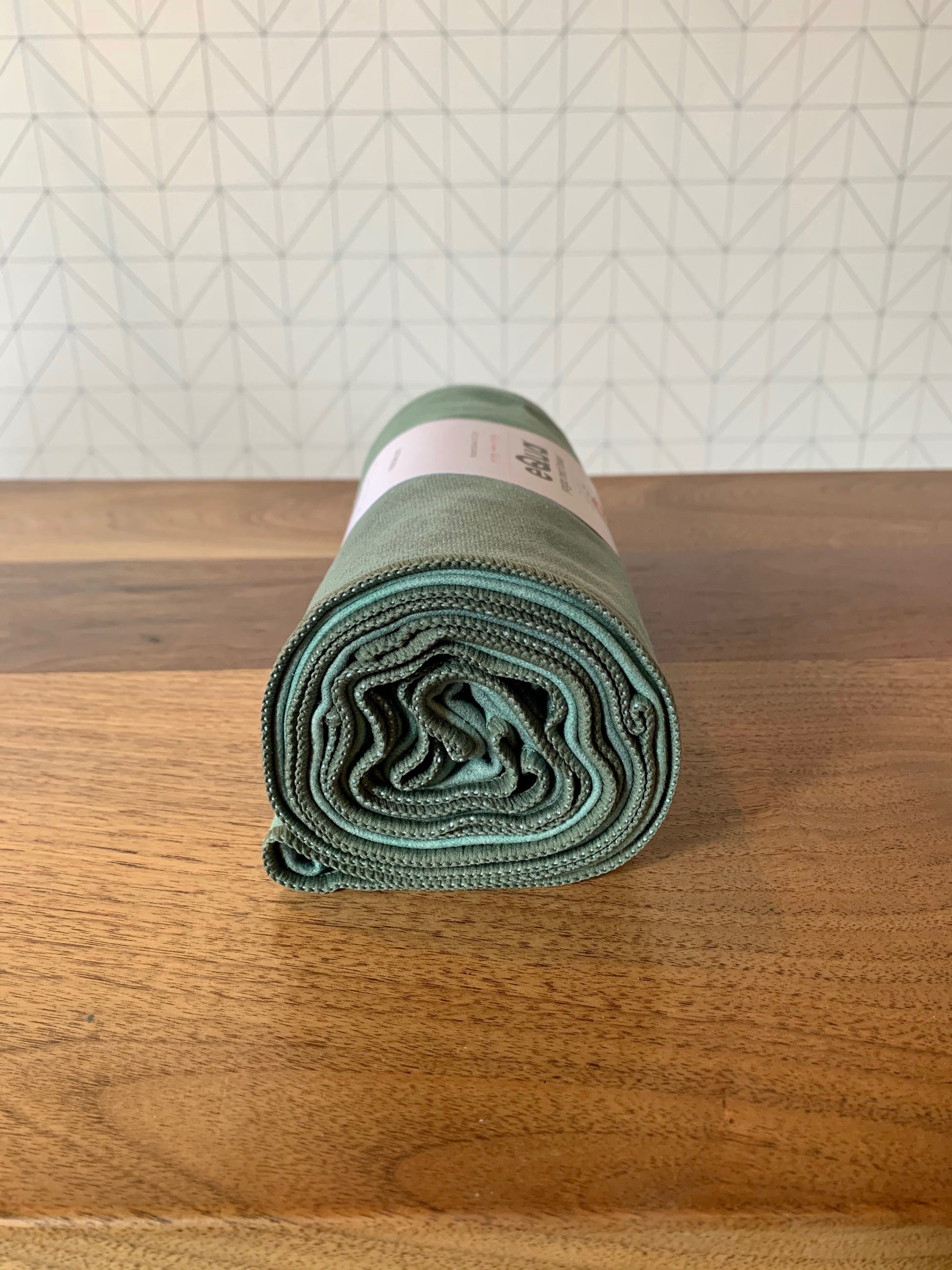 Manduka eQua Yoga Mat Towel, Non-Slip, Quick Drying Microfiber, Thin and  Lightweight, Eco-Friendly. Great for Gym, Pilates, Outdoor Fitness, or Any